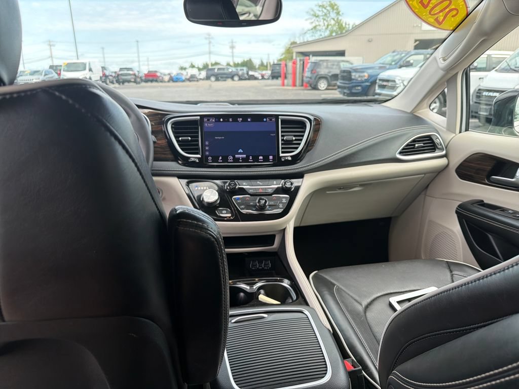 Used 2023 Chrysler Pacifica Limited FWD image 13