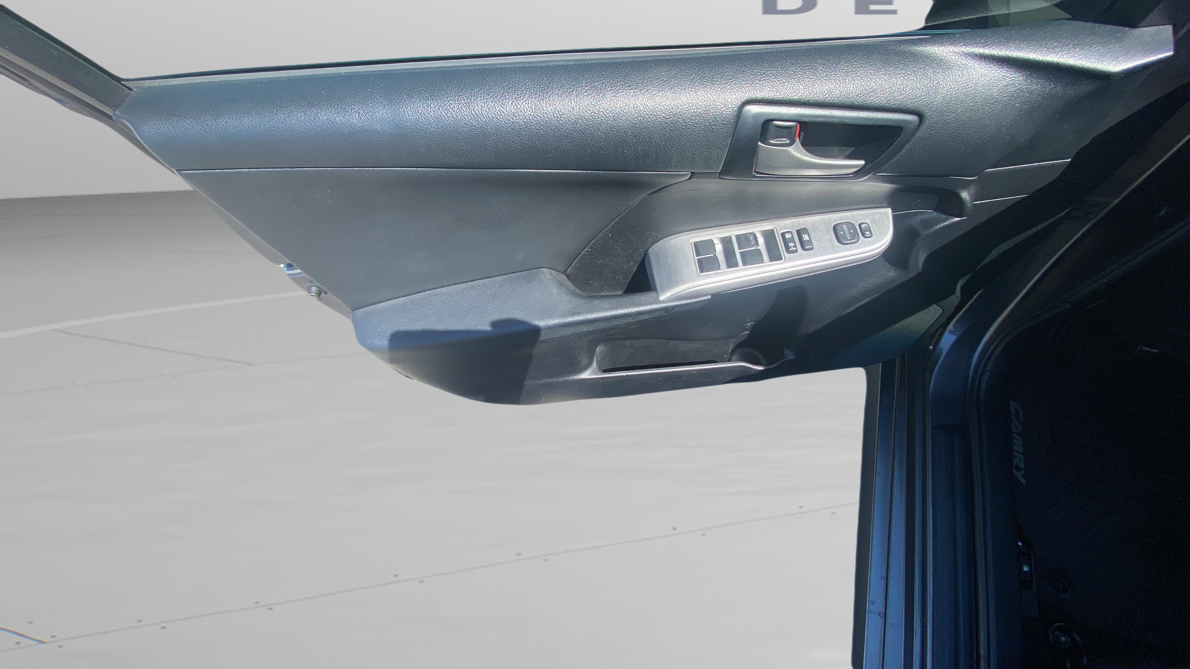 Used 2013 Toyota Camry SE FWD image 11