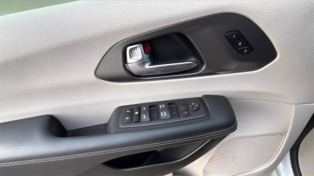Used 2023 Chrysler Pacifica Touring-L image 18