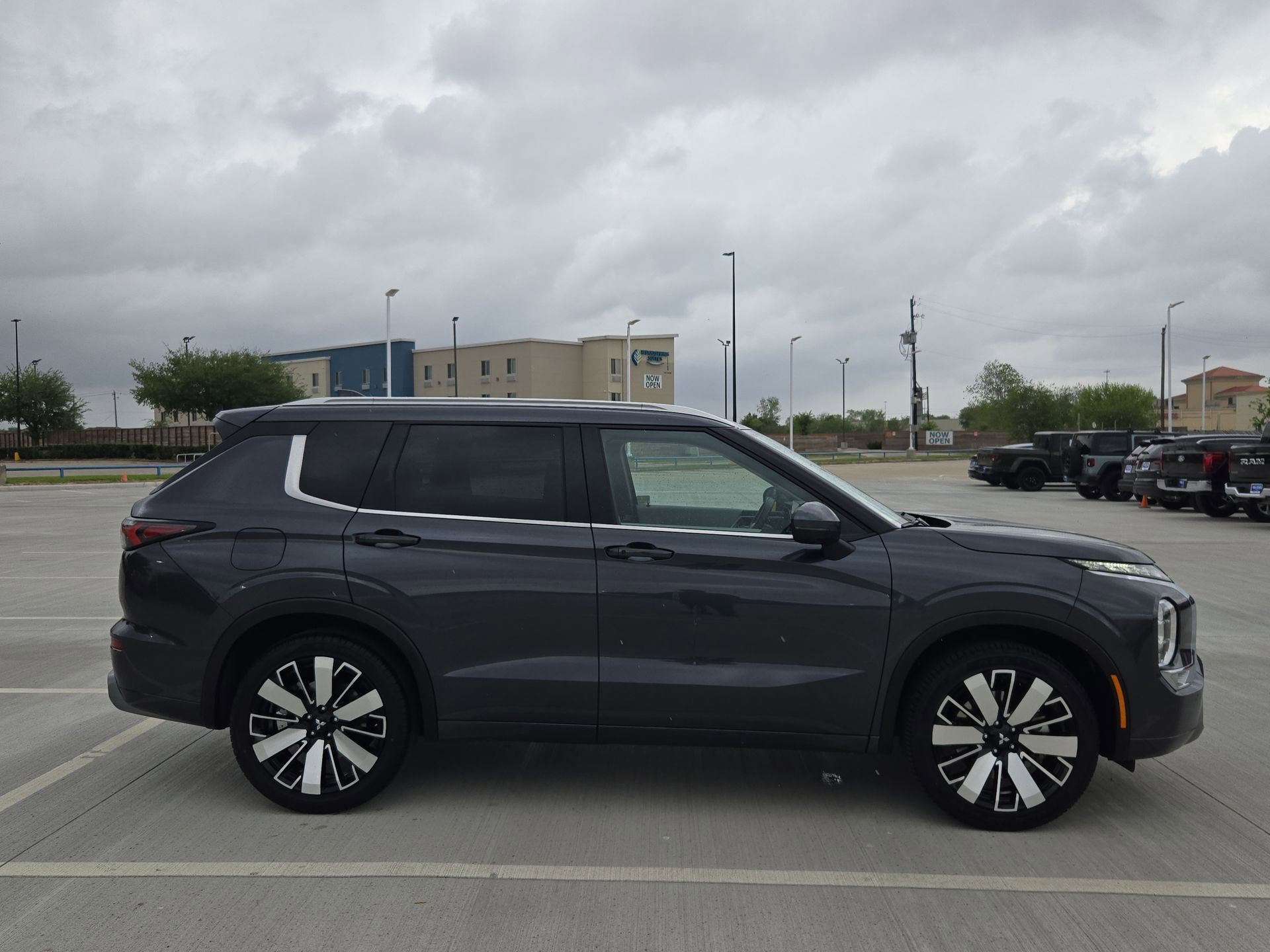 Used 2025 Mitsubishi Outlander SEL image 2