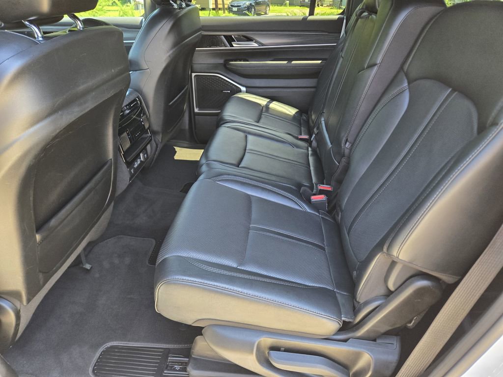Used 2024 Jeep Wagoneer L Series II w/ Flexible Seating Group AWD/4WD image 17