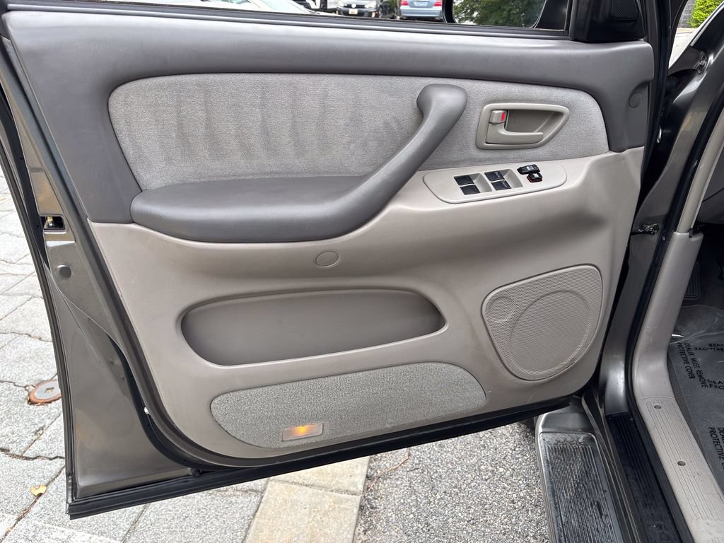 Used 2006 Toyota Sequoia SR5 AWD/4WD image 17