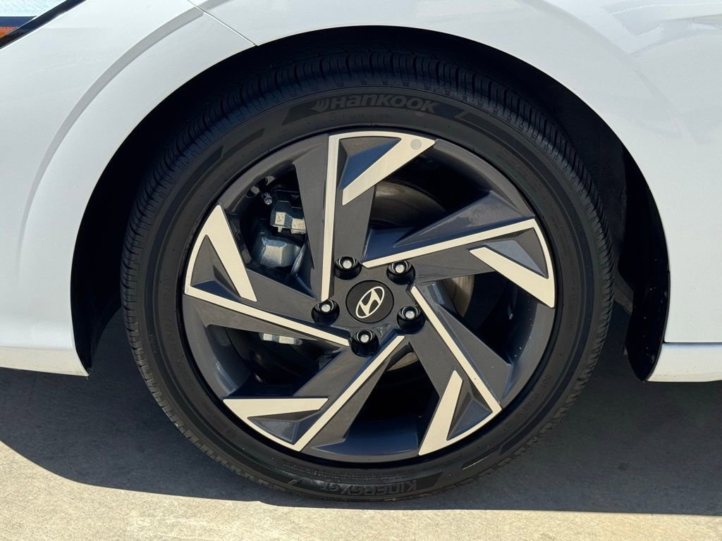 Used 2025 Hyundai Elantra Limited image 9