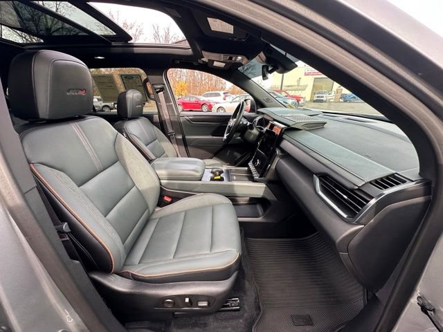 Used 2024 GMC Acadia AT4 w/ Luxury Package image 29
