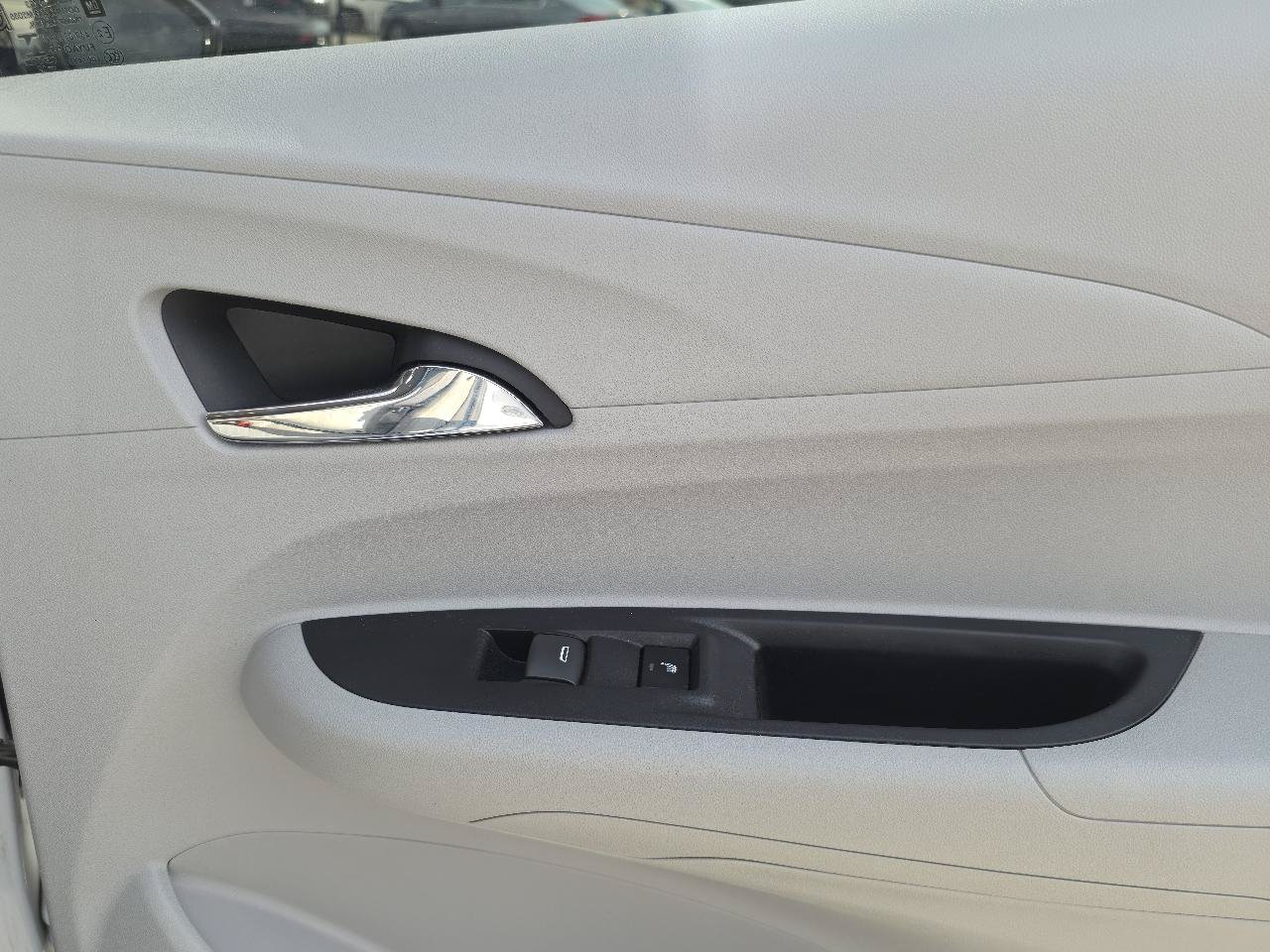 Used 2017 Chevrolet Bolt Premier w/ Driver Confidence II Package FWD image 18