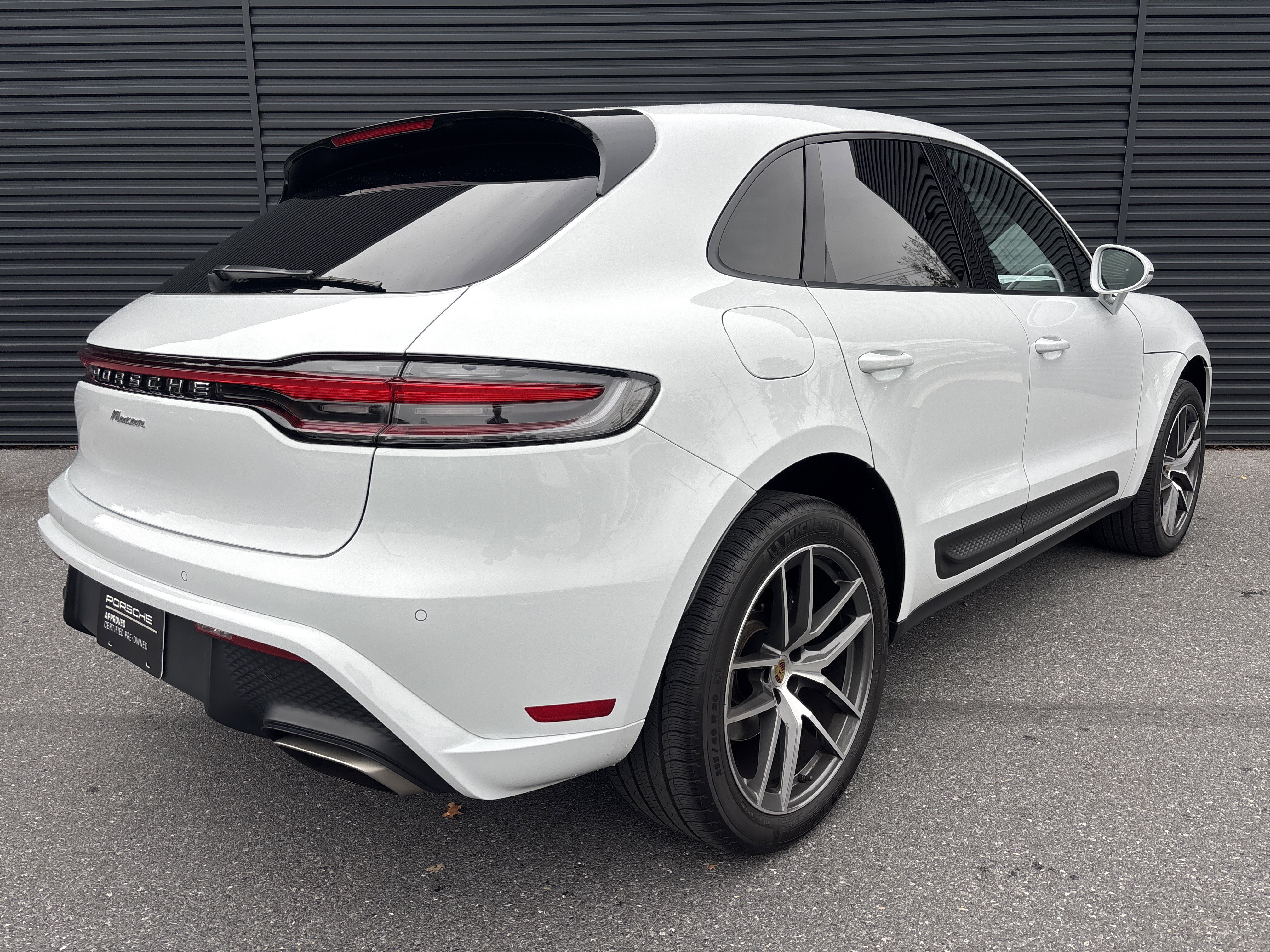 Certified 2022 Porsche Macan image 5