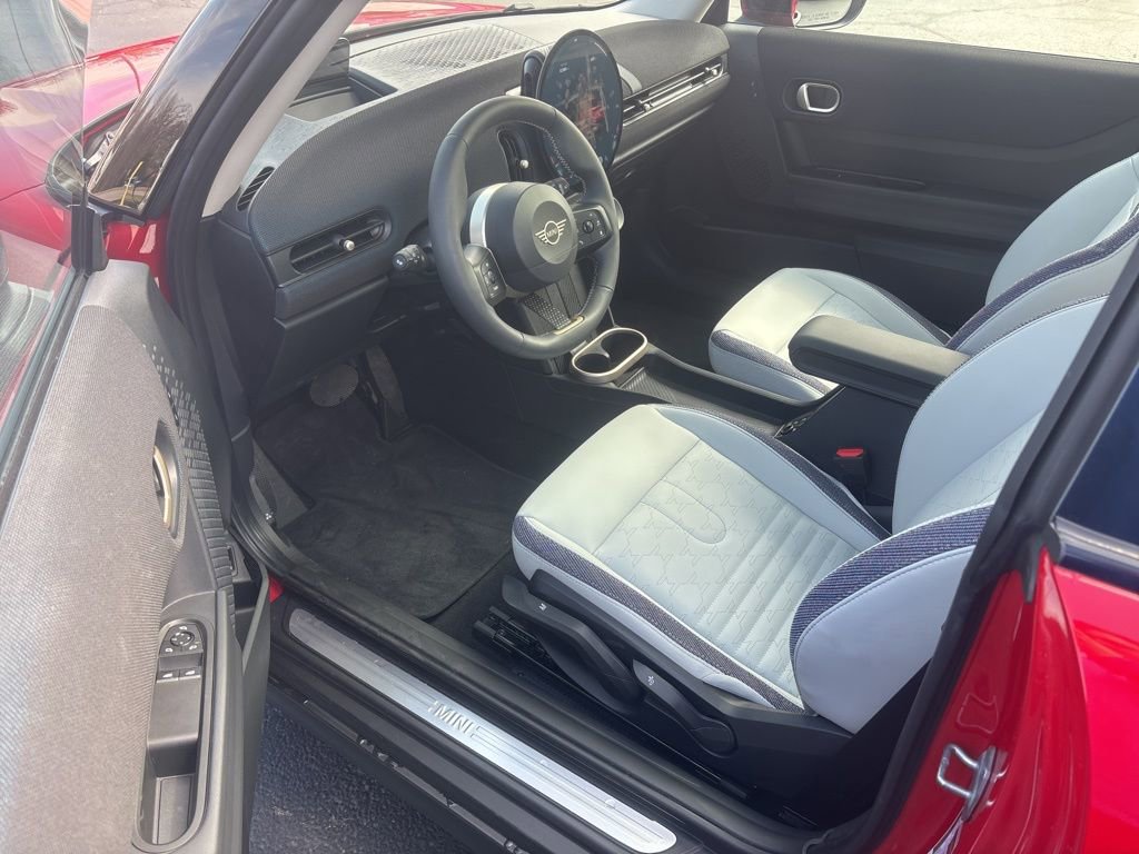 Used 2025 MINI Cooper 2-Door Hardtop image 13