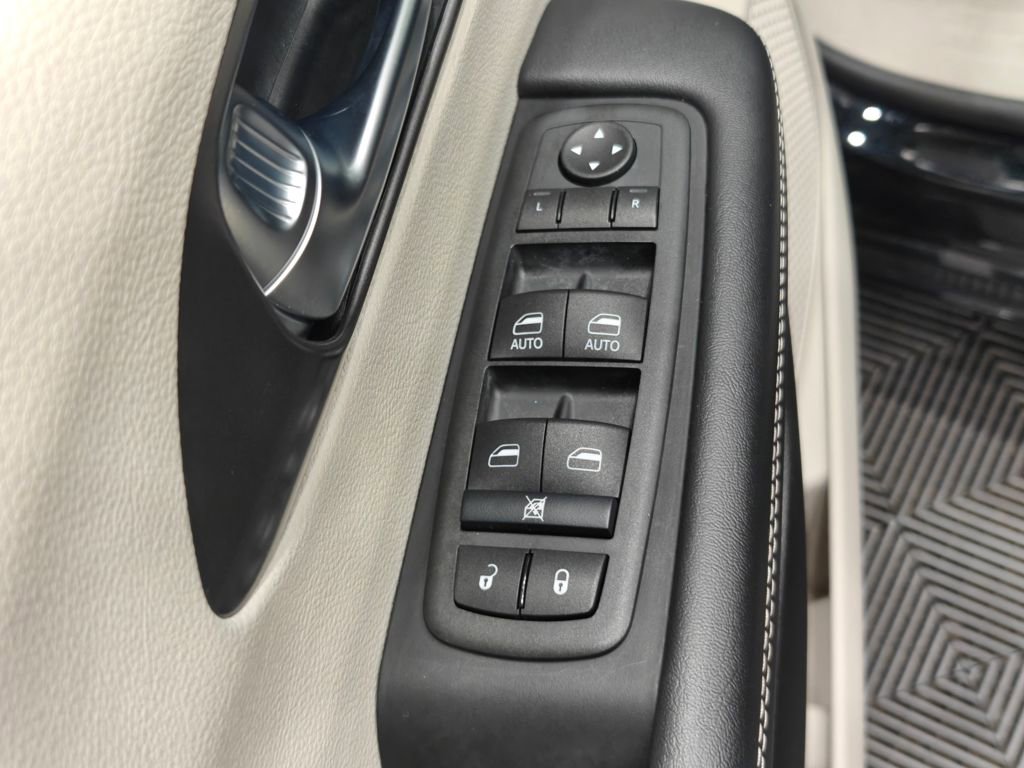 Used 2024 Chrysler Pacifica Touring-L image 54