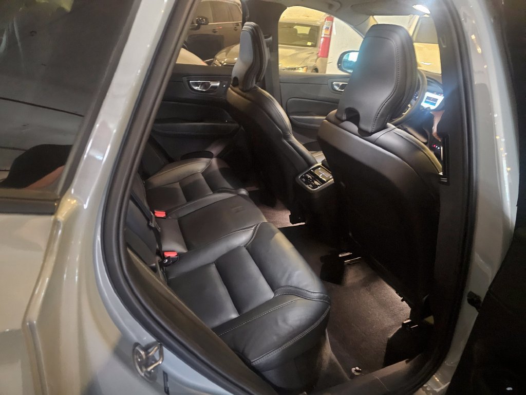Certified 2024 Volvo XC60 B5 Ultimate w/ Climate Package AWD/4WD image 8