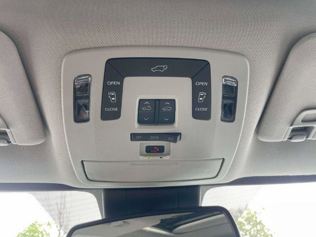 Certified 2025 Toyota Sienna XLE FWD image 30