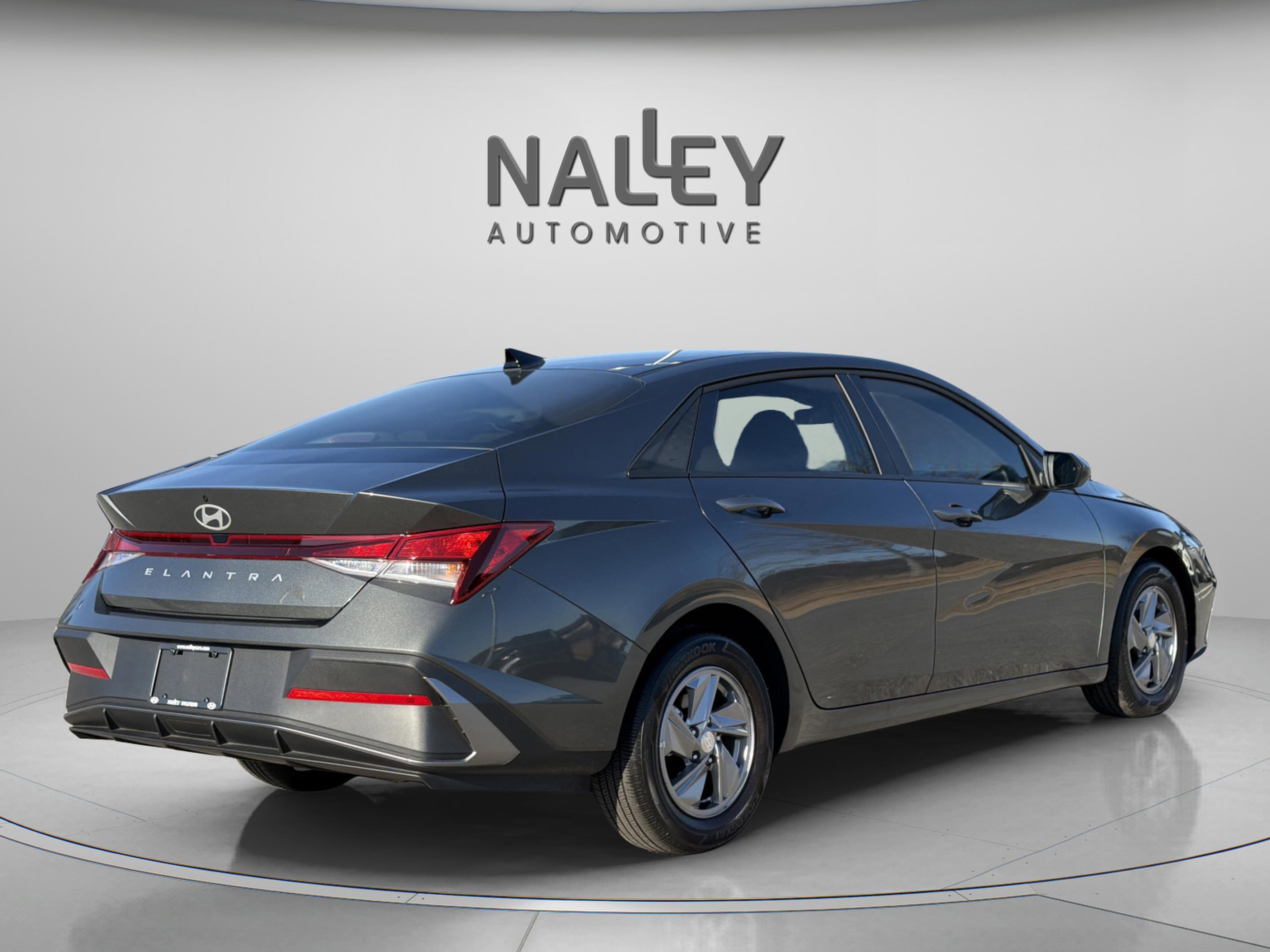 Used 2025 Hyundai Elantra SE image 6