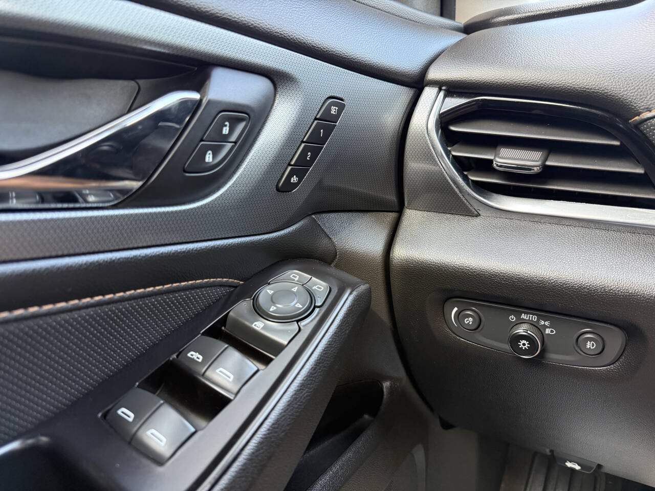 Used 2019 Chevrolet Traverse Premier w/ Redline Edition FWD image 18