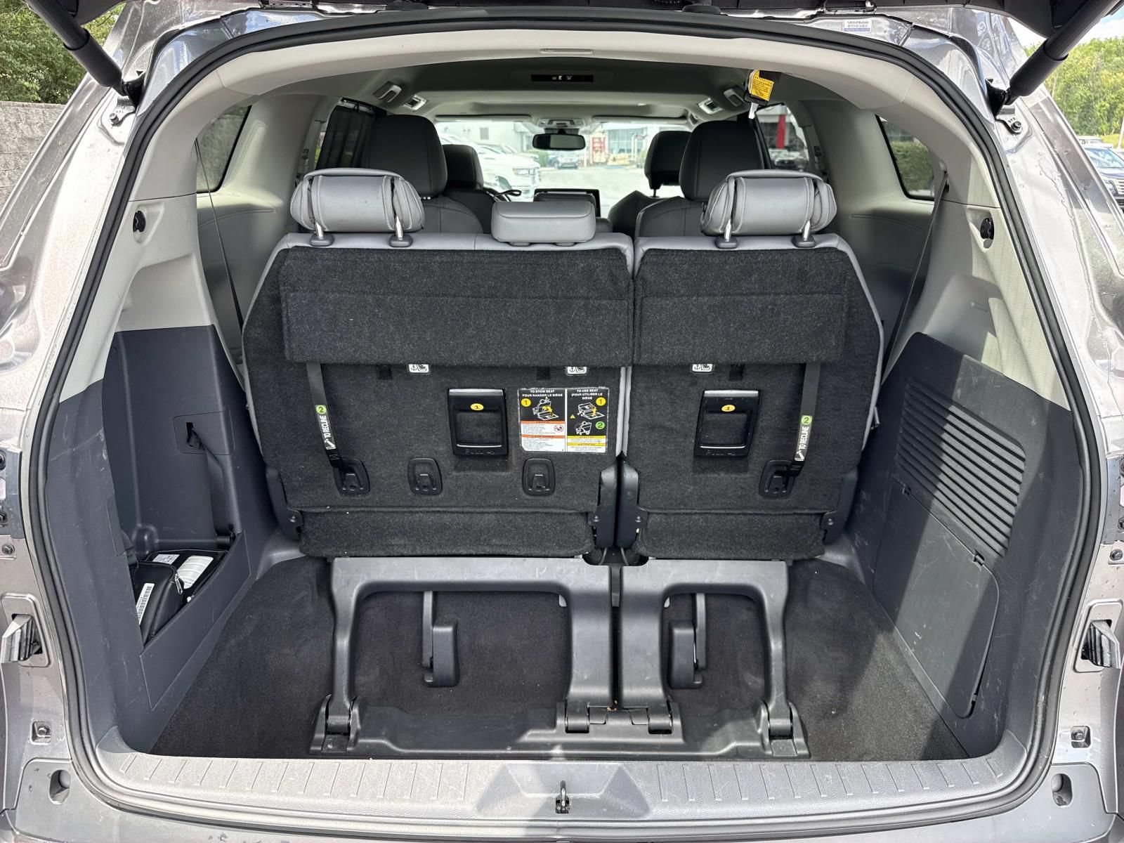 Used 2024 Toyota Sienna XLE FWD image 27