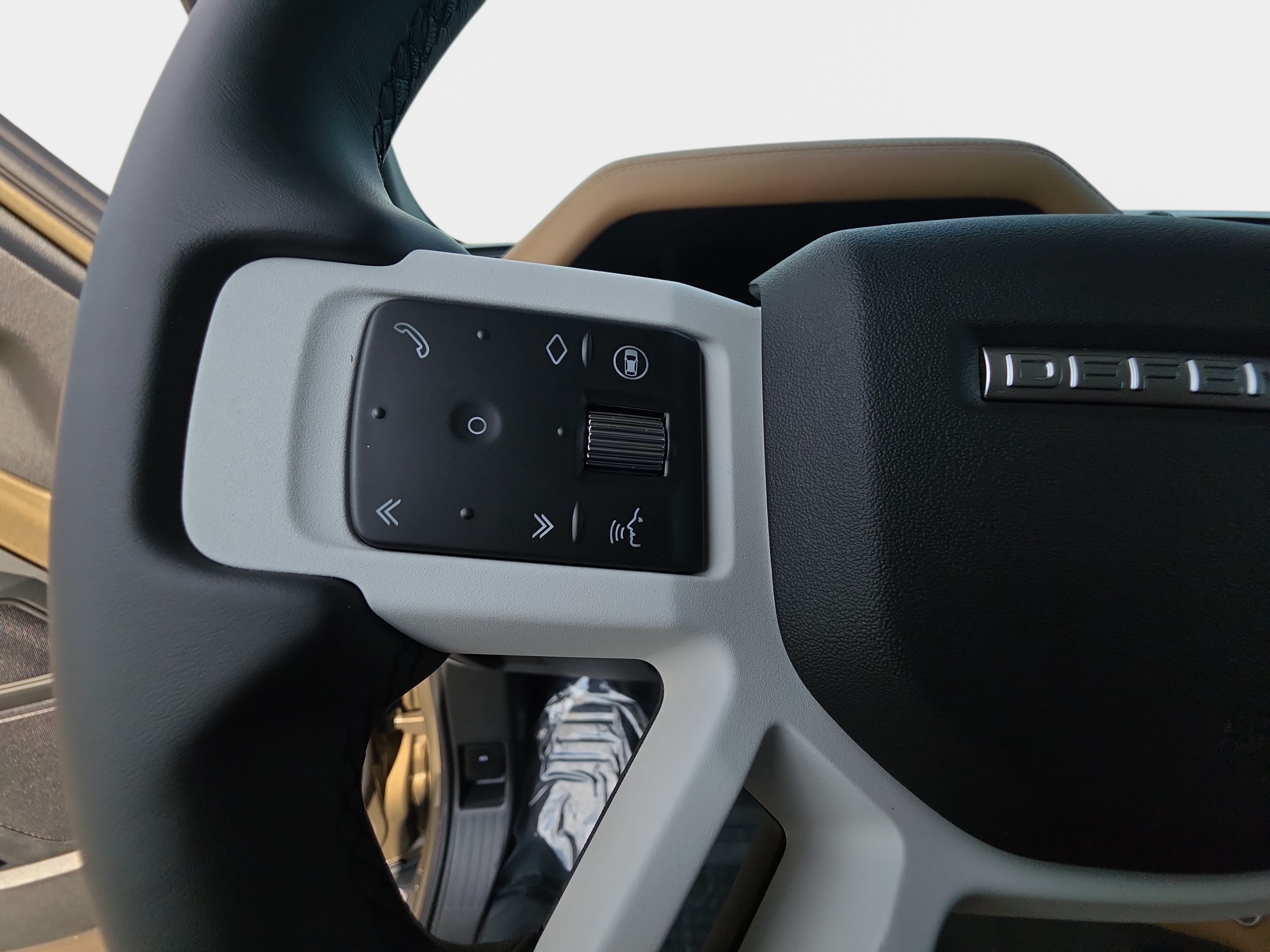 New 2026 Land Rover Defender 110 X-Dynamic SE AWD/4WD image 16