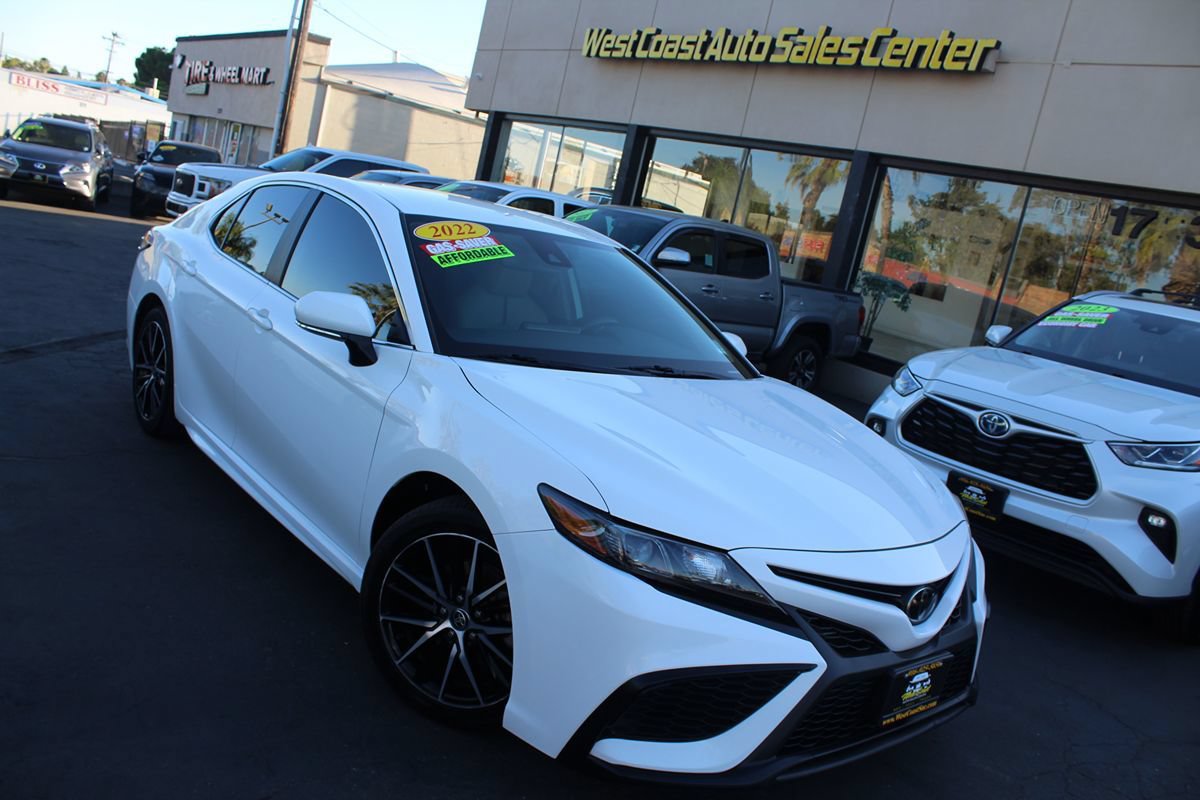Used 2022 Toyota Camry SE w/ Convenience Package FWD image 32