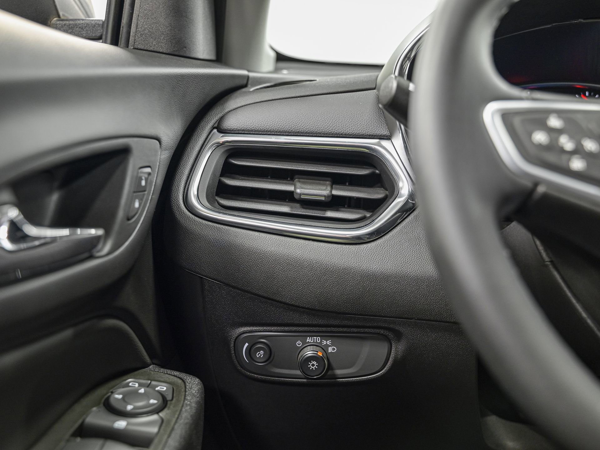 Used 2023 Chevrolet Equinox LT image 18