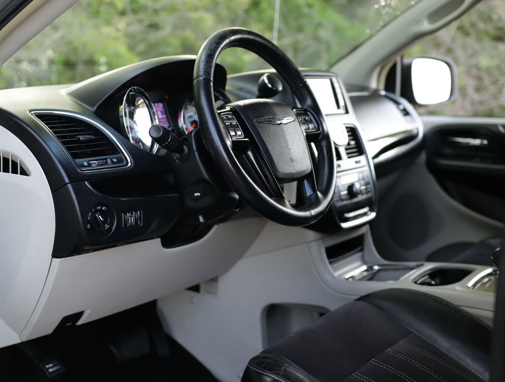 Used 2014 Chrysler Town & Country Touring-L FWD image 25