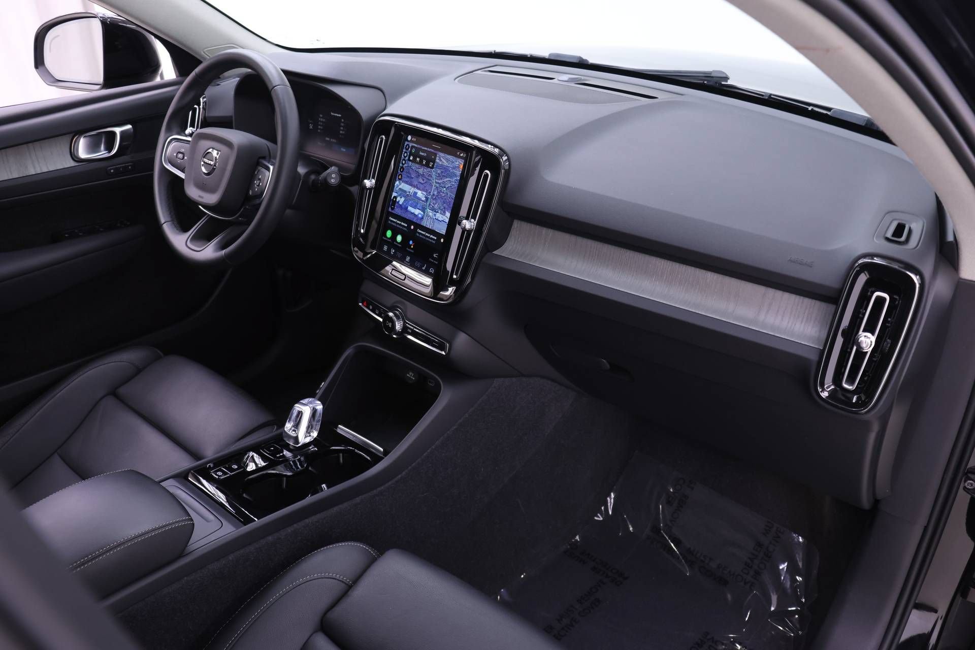 Certified 2024 Volvo XC40 B5 Plus w/ Climate Package AWD/4WD image 25