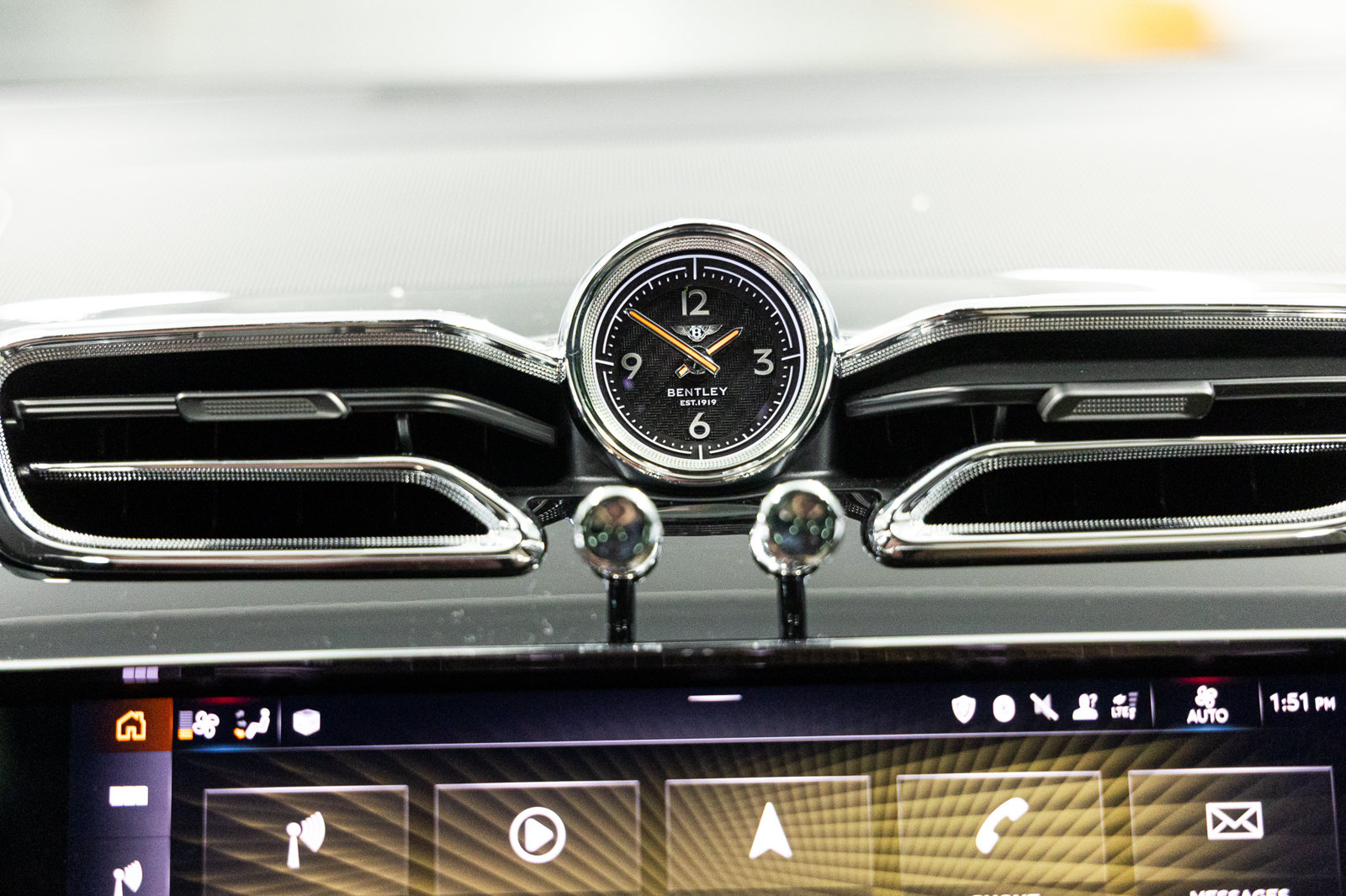 Certified 2023 Bentley Bentayga Plug-In Hybrid AWD/4WD image 40