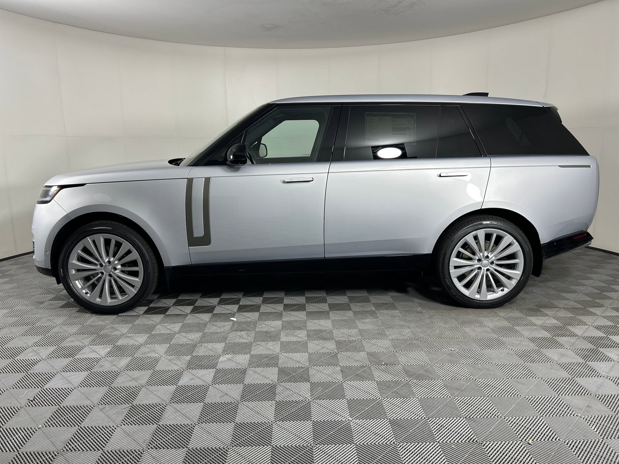 New 2025 Land Rover Range Rover Long Wheelbase SE image 2