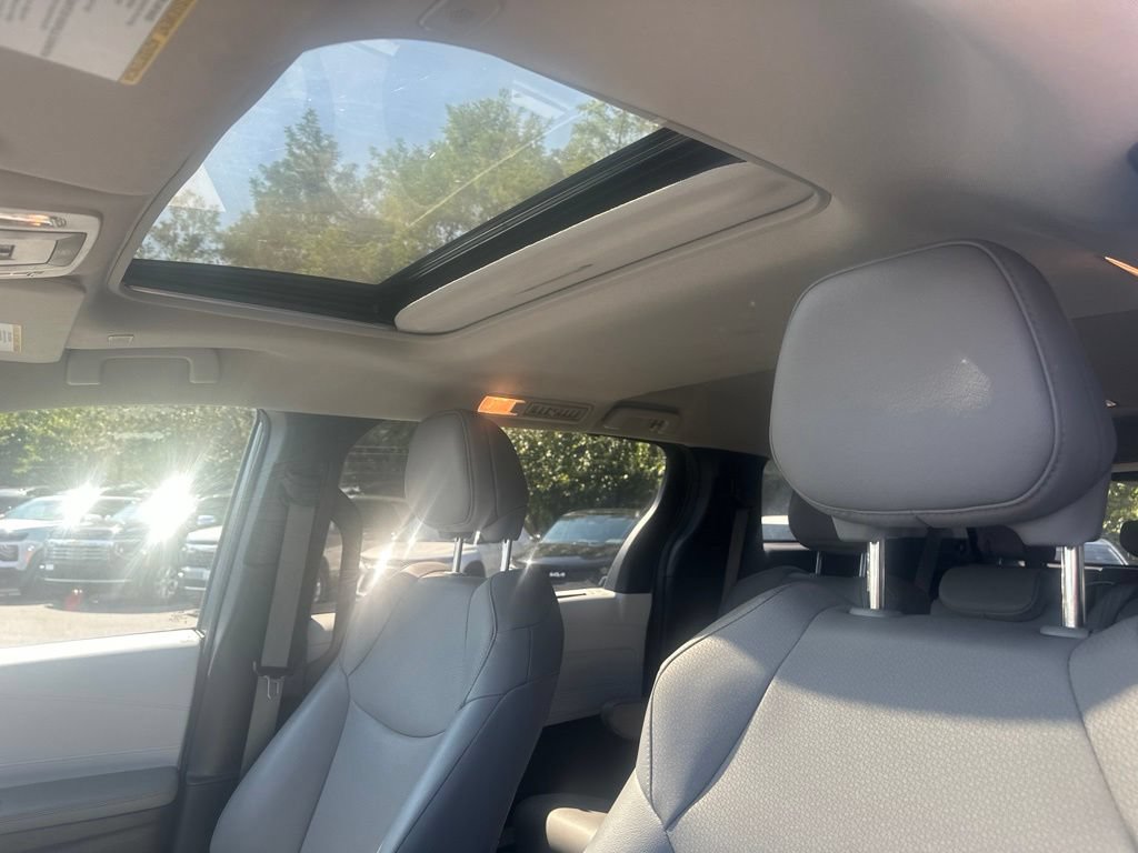 Used 2025 Toyota Sienna XLE FWD image 12