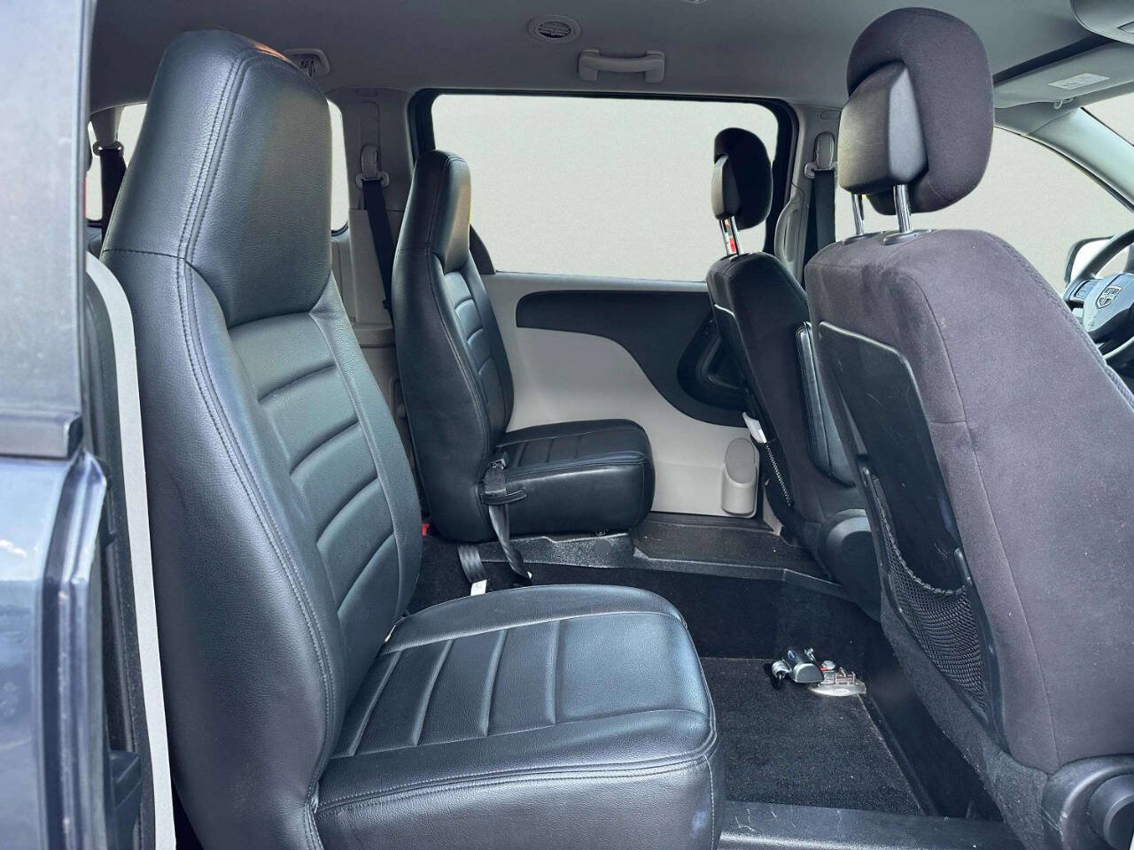 Used 2013 Dodge Grand Caravan SXT FWD image 22