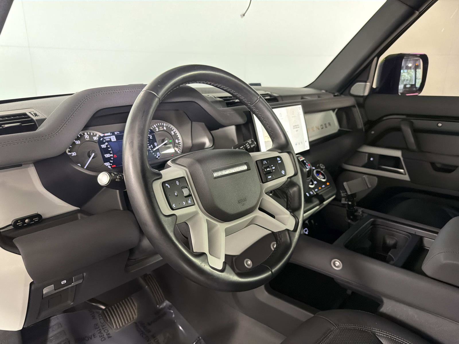 Used 2023 Land Rover Defender 130 SE AWD/4WD image 40
