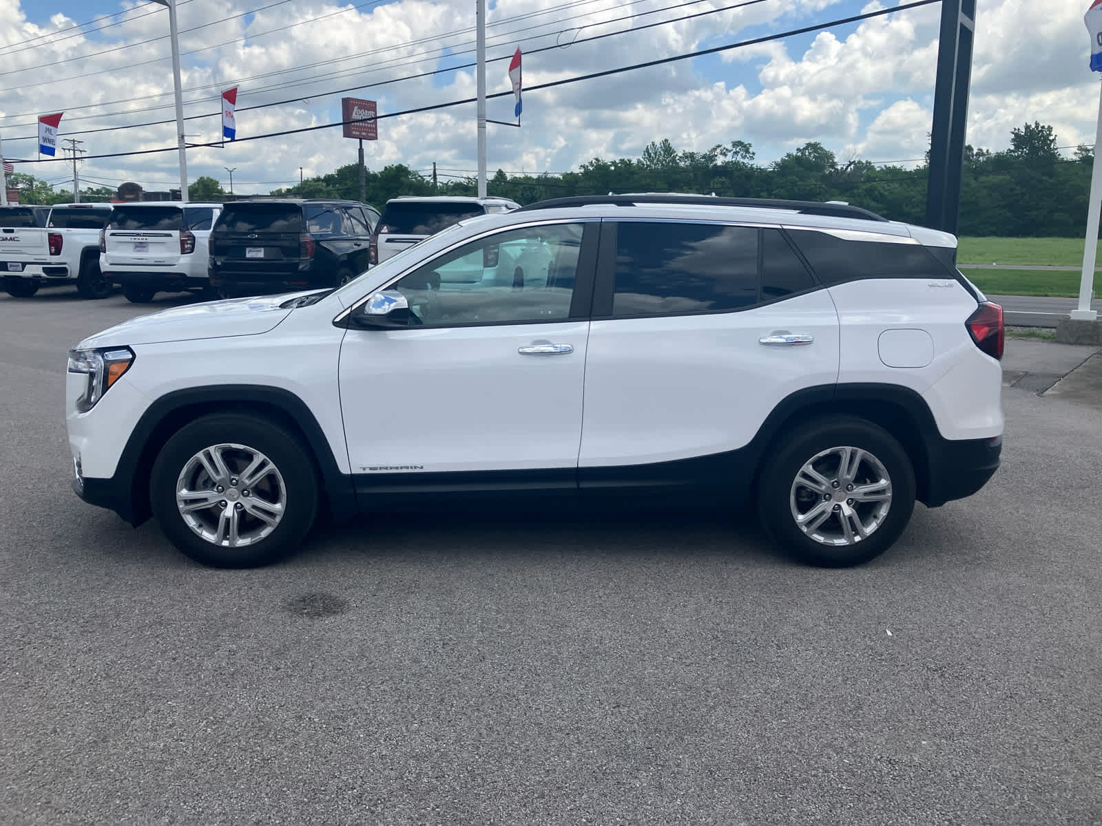 Used 2022 GMC Terrain SLE w/ Driver Convenience Package FWD image 4