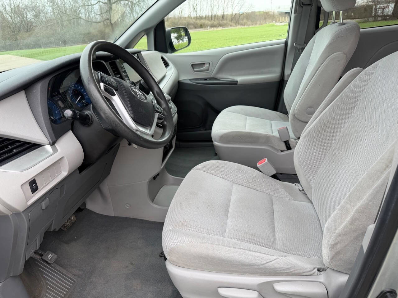 Used 2020 Toyota Sienna L image 14
