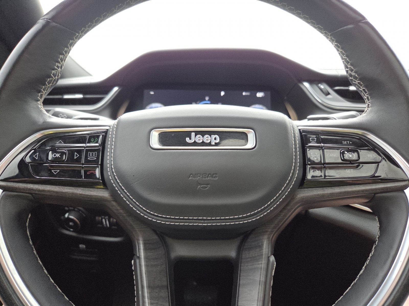 Used 2022 Jeep Grand Cherokee Overland AWD/4WD image 35