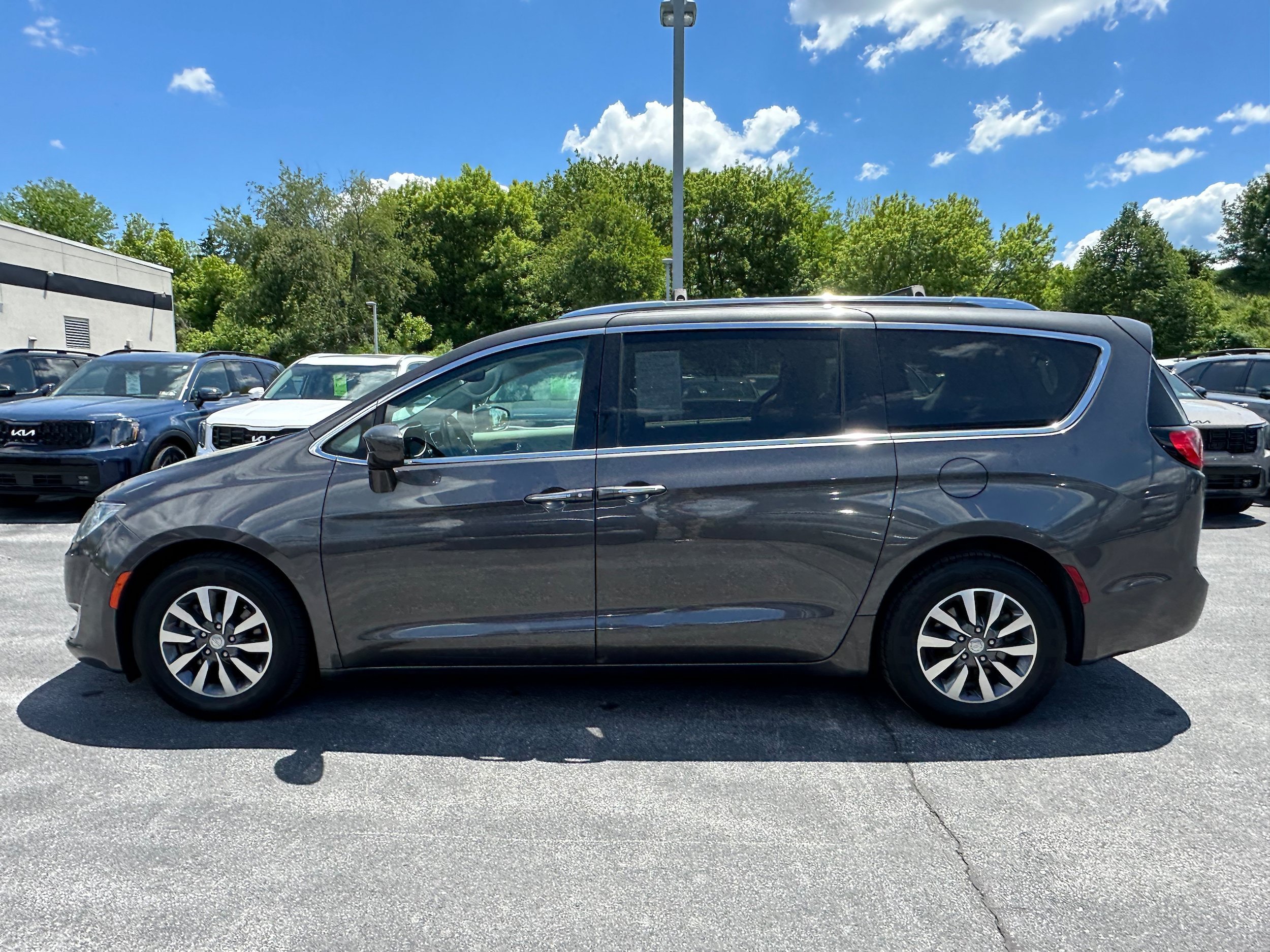 Used 2020 Chrysler Pacifica Touring-L Plus FWD image 3