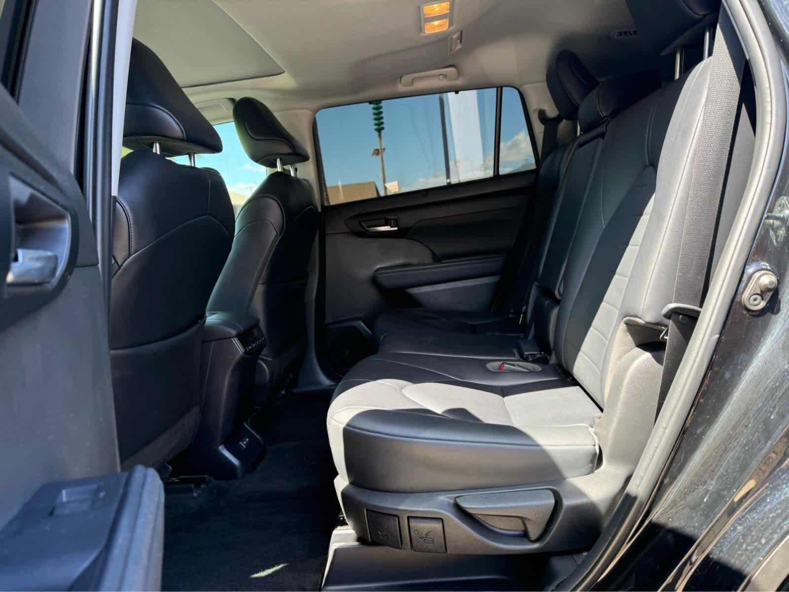 Used 2023 Toyota Highlander XLE FWD image 11