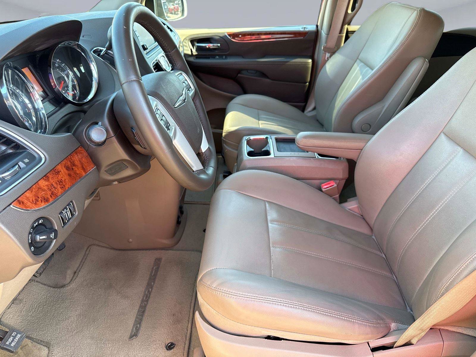 Used 2016 Chrysler Town & Country Touring image 21