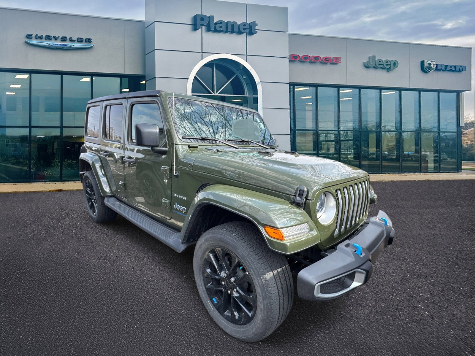 Used 2023 Jeep Wrangler Unlimited Sahara w/ Cold Weather Group AWD/4WD image 1