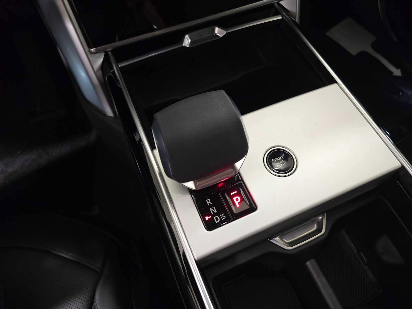 New 2025 Land Rover Range Rover SE image 33