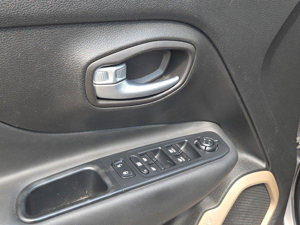 Used 2017 Jeep Renegade Limited AWD/4WD image 17