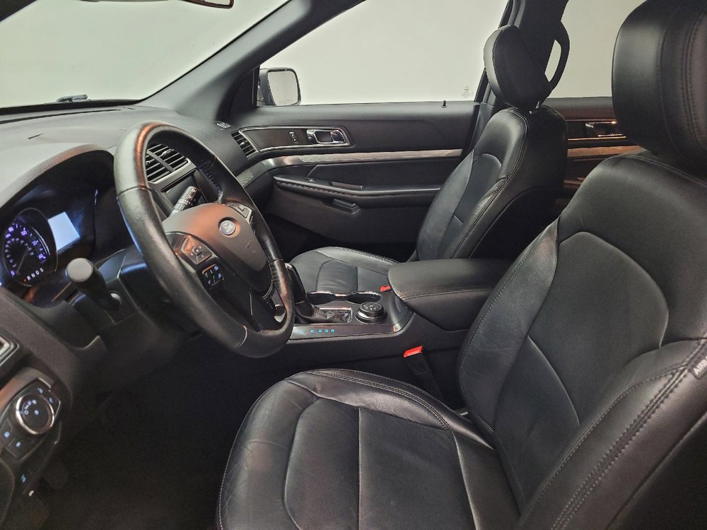 Used 2018 Ford Explorer XLT w/ Equipment Group 202A AWD/4WD image 17