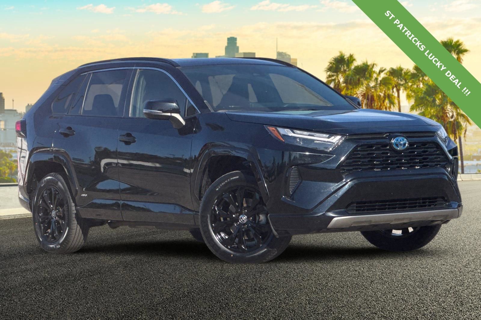 Used 2022 Toyota RAV4 SE w/ Convenience Package image 2