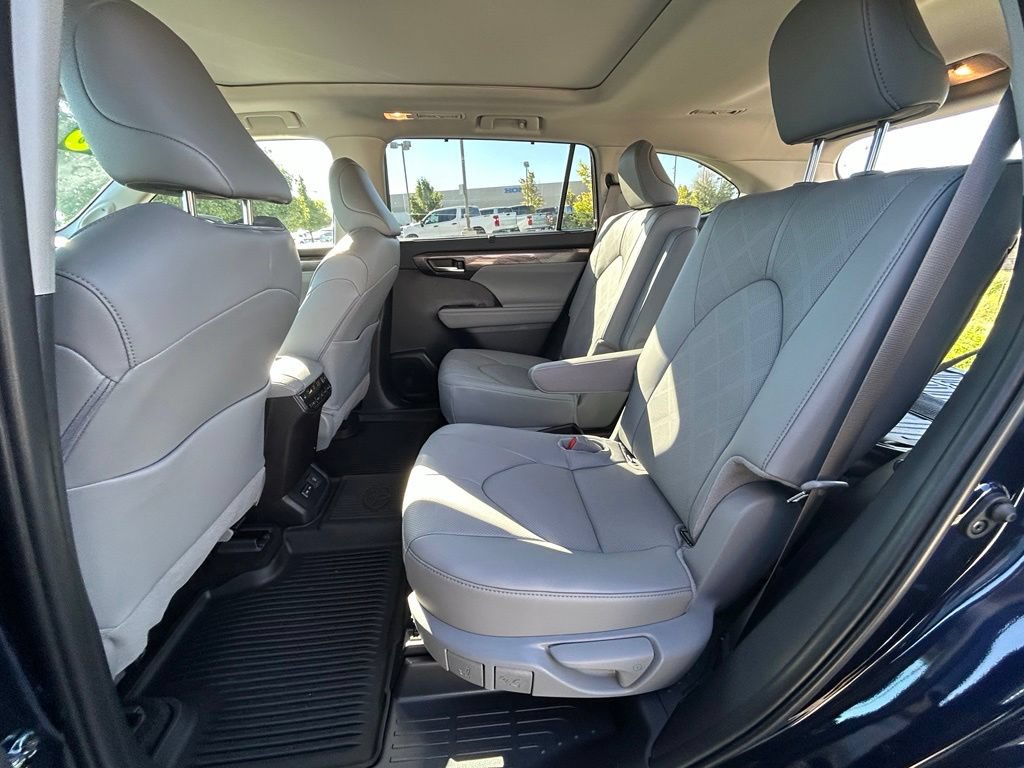 Used 2026 Toyota Highlander Limited AWD/4WD image 23