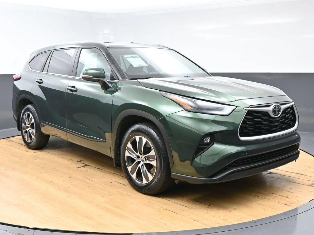 Used 2023 Toyota Highlander XLE AWD/4WD image 3