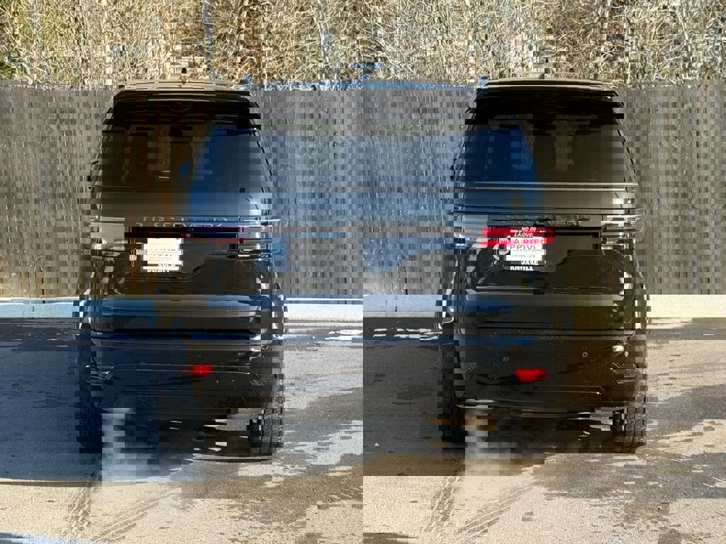 Certified 2025 Land Rover Discovery Dynamic SE image 4