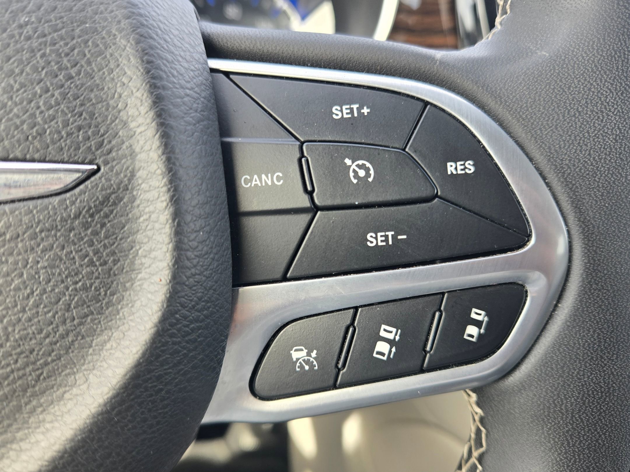 Used 2023 Chrysler Pacifica Limited image 24