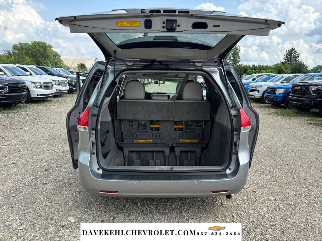 Used 2014 Toyota Sienna XLE w/ Entertainment Package FWD image 32