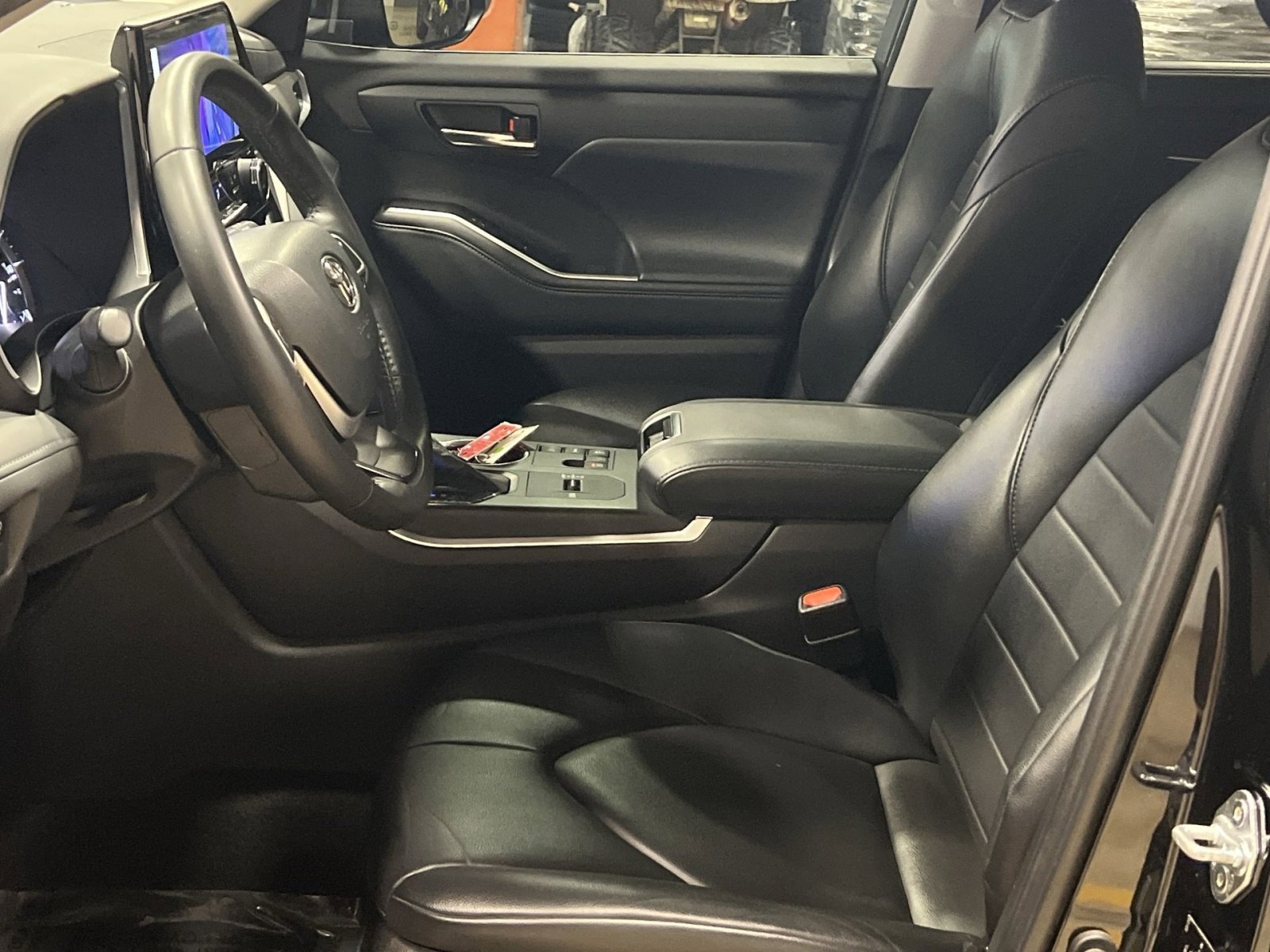Used 2023 Toyota Highlander XLE FWD image 13