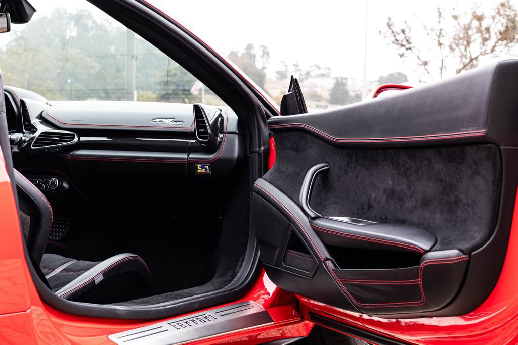 Used 2015 Ferrari 458 Italia Coupe RWD image 47