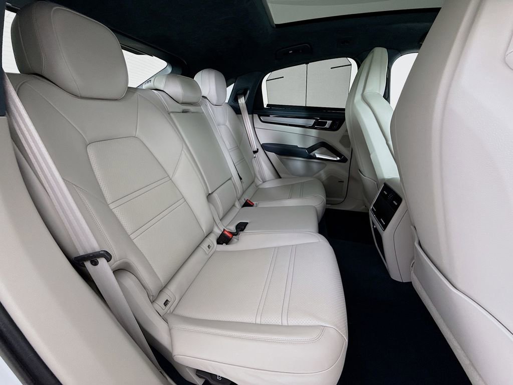 Certified 2022 Porsche Cayenne Turbo AWD/4WD image 32
