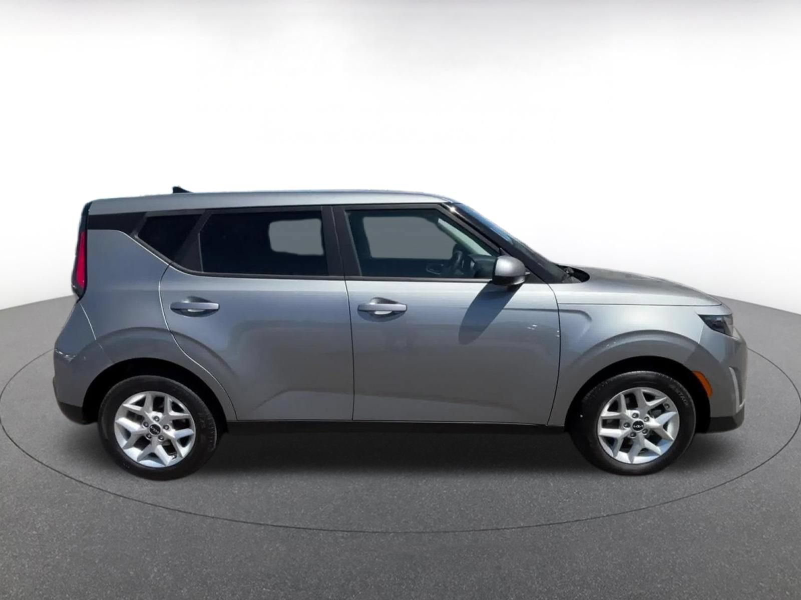 Used 2025 Kia Soul LX w/ LX Technology Package FWD image 16