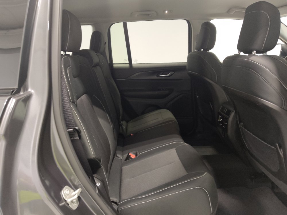 Used 2023 Jeep Grand Cherokee Laredo w/ Luxury Tech Group I AWD/4WD image 19