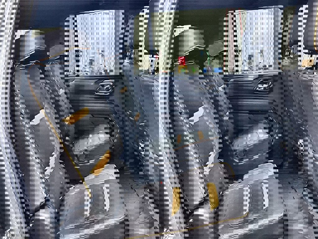 Used 2022 GMC Yukon XL AT4 image 32