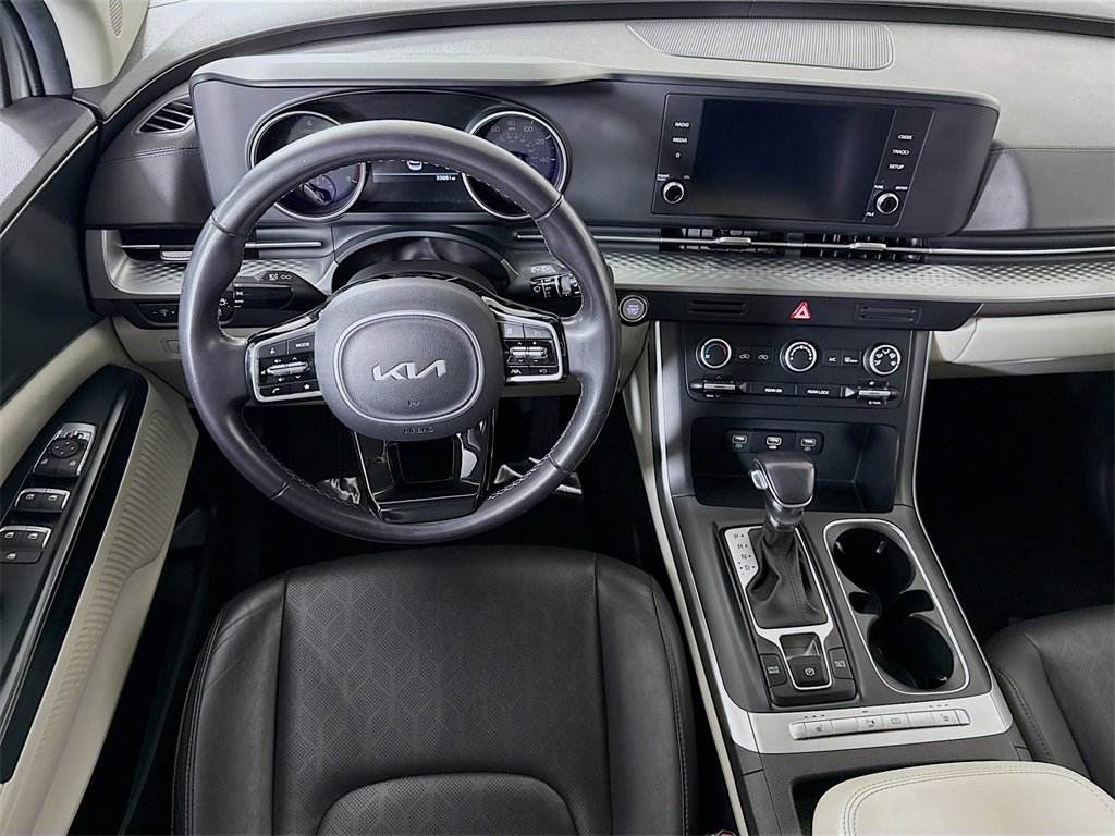 Used 2023 Kia Carnival LX image 4